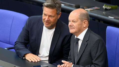 Robert Habeck (links) und Olaf Scholz (rechts) sitzen nebeneinander im Deutschen Bundestag  (Foto: IMAGO, /Future Image)