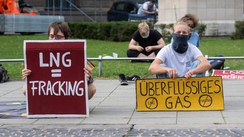Umweltaktivisten verschiedener Organisationen demonstrieren vor der Staatskanzlei Niedersachen gegen Fracking (Foto: dpa Bildfunk, picture alliance/dpa)