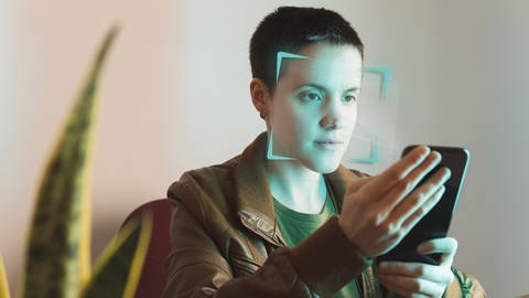 Moderne Smartphones nutzen bereits KI zur Gesichtserkennung. Doch Emotionen zuverlässig zu erkennen, ist eine große technische Herausforderung. (Foto: IMAGO, IMAGO/Westend61)