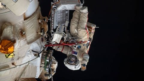 Kosmonaut Oleg Artemjev am 18. April 2022 beim Außeneinsatz am Modul Nauka (Foto: Pressestelle, NASA)