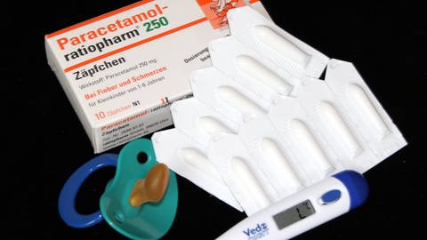 Packung Zäpfchen mit dem Wirkstoff Paracetamol (Foto: IMAGO, /Waldmüller)