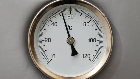 Der Zeiger eines Thermostats zeigt auf knapp 55 Grad Celsius. (Foto: IMAGO, IMAGO / Panthermedia)