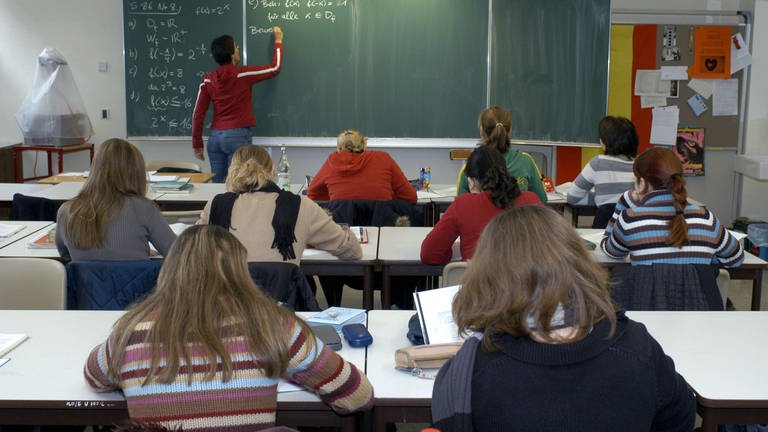 Matheunterricht in einer Schule  (Foto: IMAGO, IMAGO / Gustavo Alabiso)