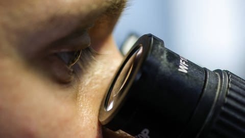 Mikroskop mit Auge  (Foto: IMAGO, IMAGO / ITAR-TASS)