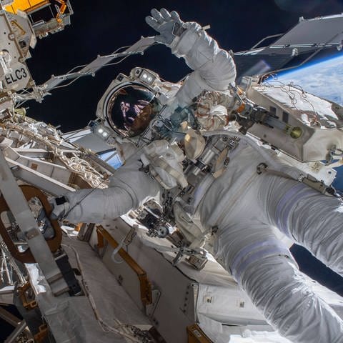 Astronaut Matthias Maurer bei seinem Außeneinsatz an der Raumstation ISS im März 2022 (Foto: IMAGO, IMAGO / ZUMA Wire)