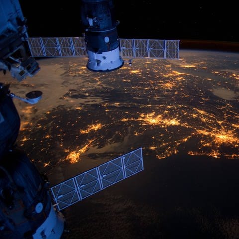 ISS über Nachthimmel (Foto: IMAGO, IMAGO / UPI Photo)