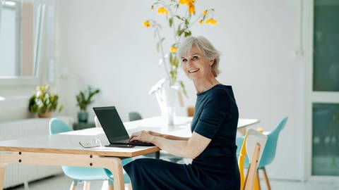 Ältere Frau arbeitet an Laptop. (Foto: IMAGO, IMAGO/ Westend 61)