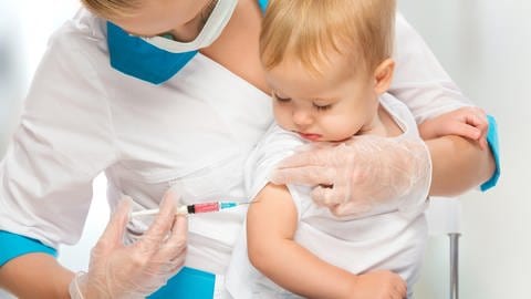 Ein kleines Kind wird gegen die Masern geimpft. (Foto: IMAGO, IMAGO / photothek)