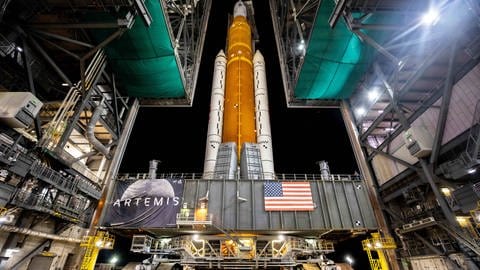 Die NASA Space Launch System-Rakete mit dem Orion-Raumschiff rollte am 16. August 2022 langsam in Richtung Startrampe.  (Foto: IMAGO, IMAGO/Ben Smegelsky/U.S. Navy)