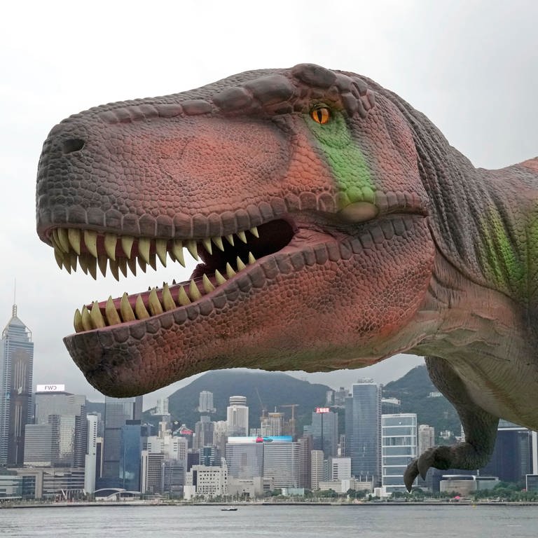 Ein robotergesteuerter Tyrannosaurus-Dinosaurier (T-Rex) im Hafenviertel von Hongkong