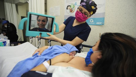 Videocall mit Verwandten kurz nach der Geburt: Die Lockdowns und Einschränkungen durch die Corona-Maßnahmen waren und sind für viele Mütter eine zusätzliche Belastung
