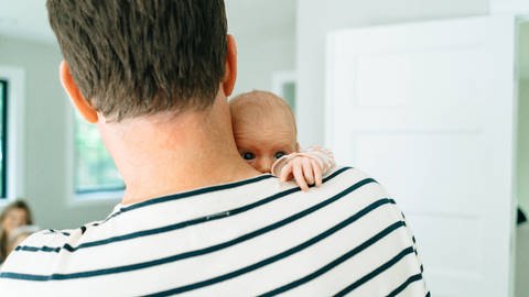 Baby auf den Schultern des Vaters: Väter können den Verlauf einer Wochenbettdepression entscheidend beeinflussen (Foto: IMAGO, IMAGO / Cavan Images)