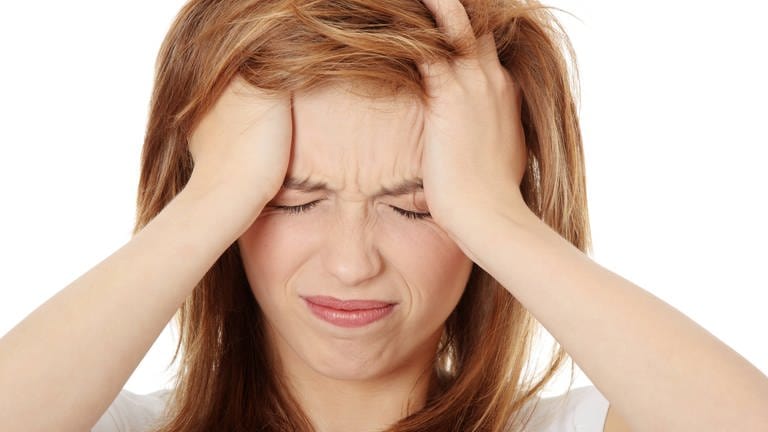 Frauen sind häufiger von Migräne betroffen als Männer. Die Hormone könnten da durchaus eine Rolle spielen. (Foto: IMAGO, IMAGO/YAY Images)