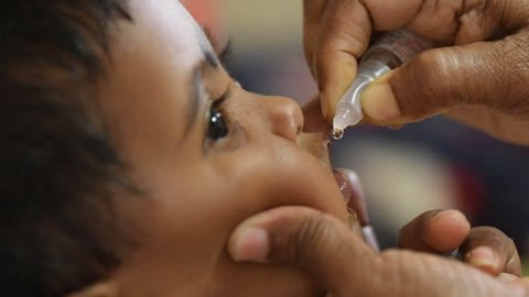 Hier wird ein Kind in Indien gegen Polio geimpft. (Foto: IMAGO, imago images/Xinhua)