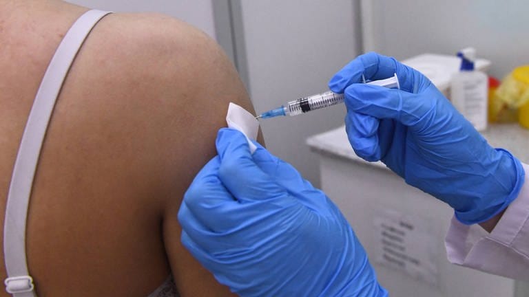 Eine neue Meta-Studie gibt Hinweise auf mehr Impfnebenwirkungen bei mRNA-Impfstoffen als bislang vermutet. (Foto: IMAGO, IMAGO/SNA)
