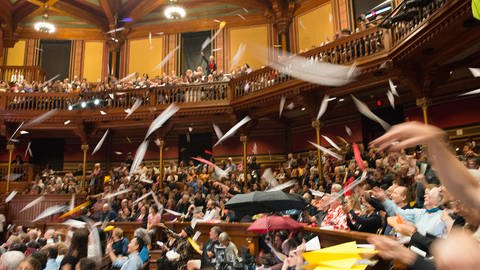 Publikum bewirft Ig-Nobelpreis-Gewinner mit Papierflieger (Foto: picture-alliance / Reportdienste, picture alliance/dpa I Mike Benveniste)