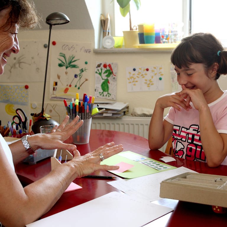 Frau bringt Mädchen spielerisch Mathe bei. (Foto: picture-alliance / Reportdienste, picture alliance/JOKER I Petra Steuer)