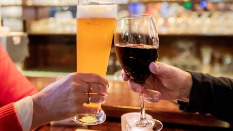 Ein Glas Bier stößt mit einem Glas Wein an. (Foto: picture-alliance / Reportdienste, picture alliance/dpa I Christoph Soeder)