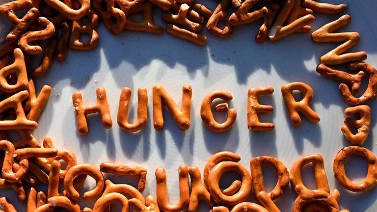 Laugenbuchstaben buchstabieren das Wort "Hunger". (Foto: IMAGO, IMAGO / Rolf Poss)