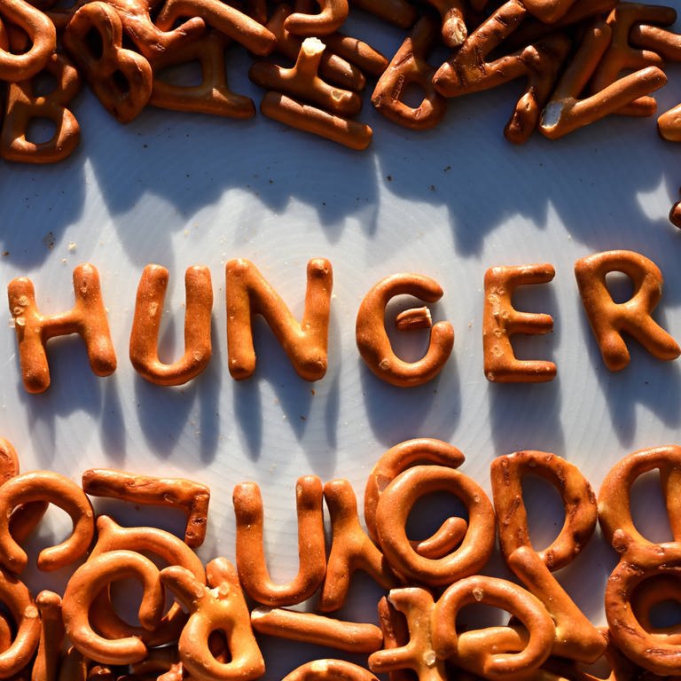 Laugenbuchstaben buchstabieren das Wort "Hunger". (Foto: IMAGO, IMAGO / Rolf Poss)