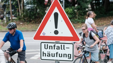 Verkehrsschild warnt vor häufigen Unfällen an einer Straße mit Fahrradweg. (Foto: IMAGO, IMAGO / Michael Gstettenbauer)
