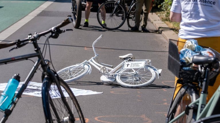 Mahnwache und Gedenken von RadfahrerInnen mit der Aufstellung eines weißen Geisterrades nach einem tödlichen Fahrradunfall an der Unfallstelle in Berlin. (Foto: IMAGO, IMAGO / Seeliger)