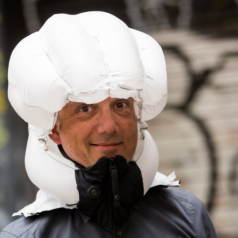 Jens Meer, Generalimporteur des schwedischen "Hövding", demonstriert bei einem Medientermin die Funktionsweise des "Airbag für Radfahrer".