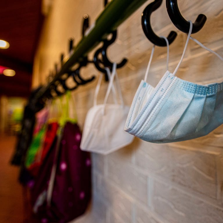 Masken an der Garderobe in einer Schule (Foto: IMAGO, Kirchner-Media)