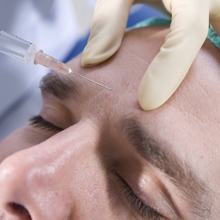 Mann bekommt Botox in die Stirn gespritzt. (Foto: IMAGO, IMAGO / emil umdorf)