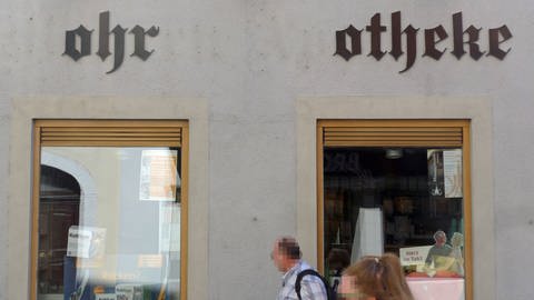 Unbekannte stehlen seit 2021 bei der Mohrenapotheke in der Innenstadt von Konstanz nachts immer mehr Buchstaben - die Betreiberin hat die Buchstaben bisher nicht ersetzt (Foto: IMAGO, IMAGO / Eckhard Stengel)