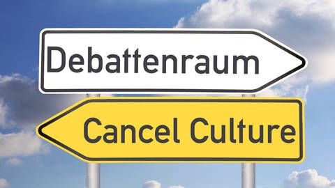 Zwei Schilder zeigen in entgegengesetzte Richtungen mit der Aufschrift "Debattenraum" und "Cancel Culture"