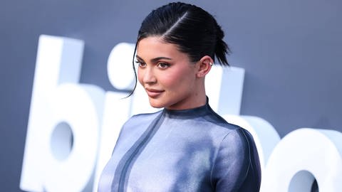 Vorbild für Schönheitseingriffe sind oft Prominente wie der US-amerikanische Reality-Star Kylie Jenner aus dem Kardashian-Clan: Sie hat sich schon mit 17 Jahren die Lippen mit Hyaluron befüllen lassen und ihre Fotos in den sozialen Medien gepostet 