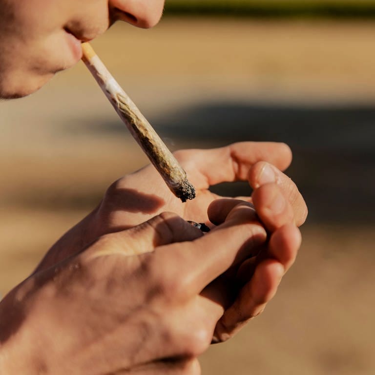 Es gibt gute Gründe für, aber auch gegen eine Legalisierung von Cannabis. (Foto: IMAGO, imago images/Westend61)
