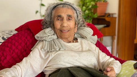 Die Auschwitz-Überlebende Zilli Schmidt hat 2022 das Bundesverdienstkreuz für ihr Engagement als Zeitzeugin bekommen und trat auch danach noch öffentlich auf, um von ihrem bewegten Leben als Sinteza zu erzählen. Im Oktober 2022 starb Zilli Schmidt im Alter von 98 Jahren in Mannheim.