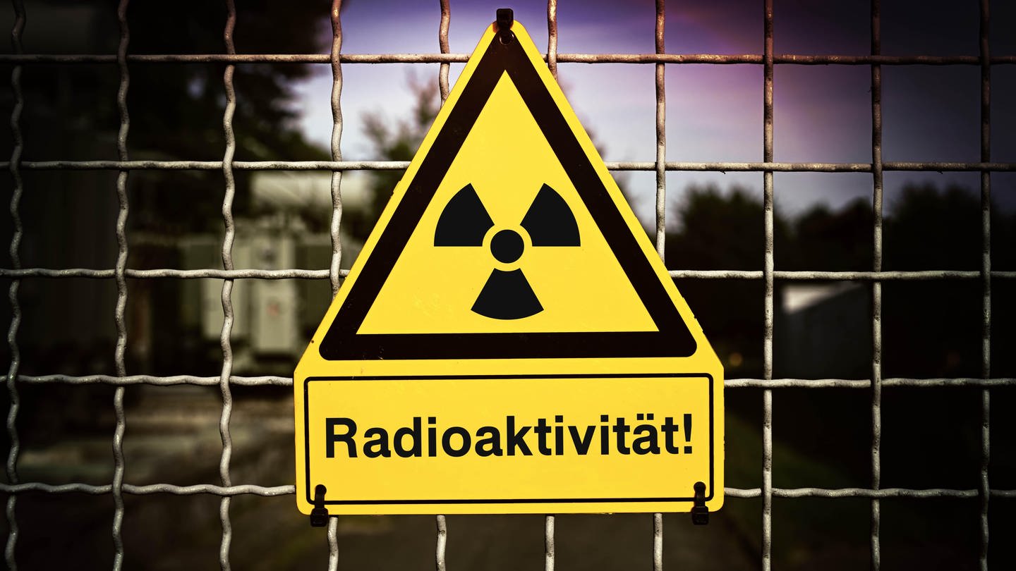 Schild mit Radioaktivitätssymbol und der Aufschrift Radioaktivität (Foto: picture-alliance / Reportdienste, picture alliance / CHROMORANGE I Christian Ohde)