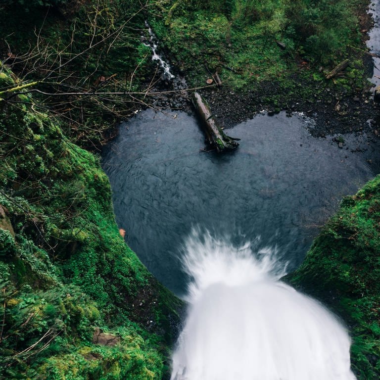 Blick den Multnomah Wasserfall in Oregon hinab