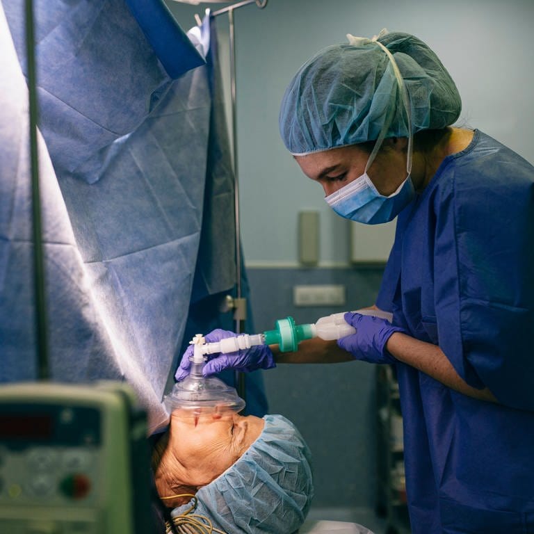 Das Bild zeigt eine Patientin, die für eine OP unter Narkose gesetzt wird. (Foto: IMAGO, Westend61)