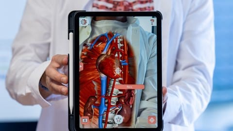 Tablet zeigt die inneren Organe. (Foto: picture-alliance / Reportdienste, picture alliance/dpa | Hendrik Schmidt)