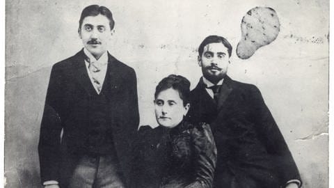 Marcel Proust mit Mutter Jeanne Weil und Bruder Robert, der später der literarische Nachlassverwalter von Marcel Proust wird, im Oktober 1891 (Foto: IMAGO, IMAGO / KHARBINE-TAPABOR)