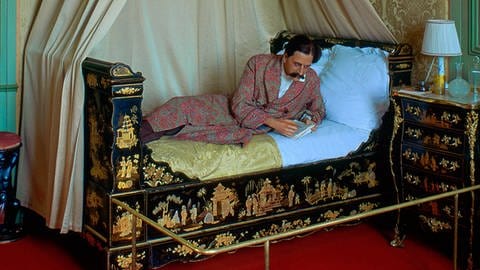 Wachsfigur des Schriftstellers bei der Arbeit in einem Zimmer, das Proust während eines Aufenthaltes in Choisel im Chateau de Breteuil bewohnte  (Foto: picture-alliance / Reportdienste, picture-alliance / Herve Champollion / akg-images | / akg-images)