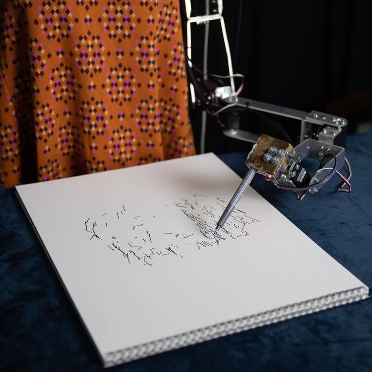 Ai-Da Robot, erster ultrarealistischer humanoider Roboterkünstler (Foto: IMAGO, Cover-Images)