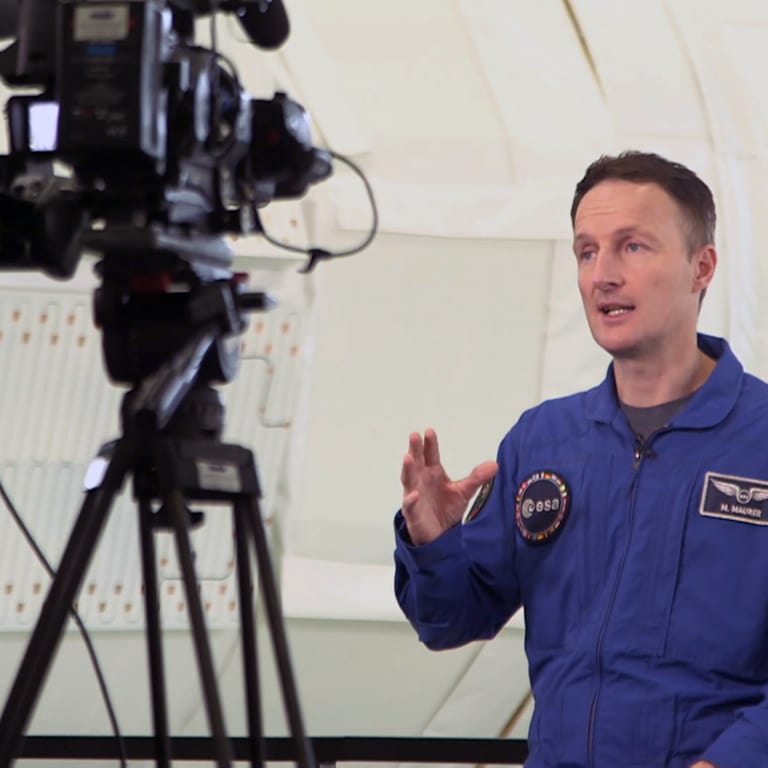 Im Interview mit dem SWR berichtet Astronaut Matthias Maurer darüber, wie er den Ausbruch des Ukraine-Krieges an Bord der ISS erlebt hat. (Foto: SWR, SWR Wissen)