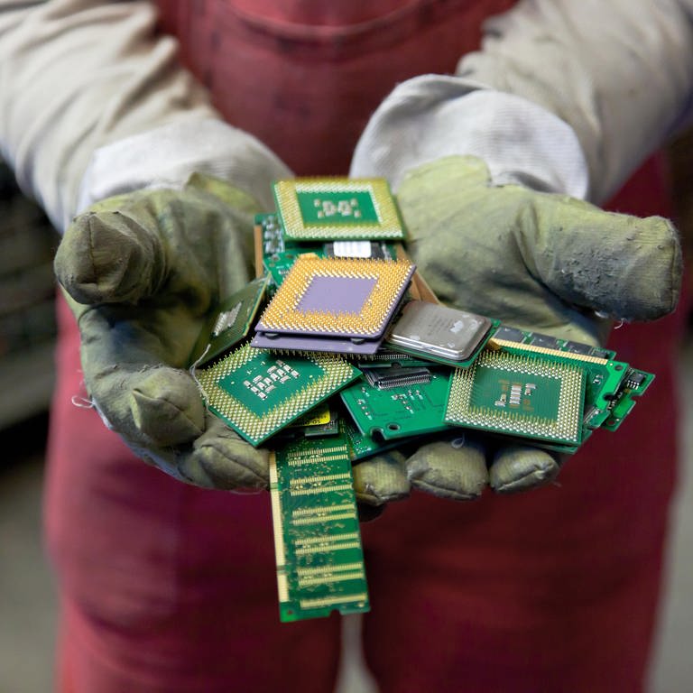 Forschende der ETH Zürich entwickeln Verfahren, um aus Technikschrott wertvolle Metalle, wie Gold und Kuper, zu gewinnen, die recycelt werden können. Tags: Gold-Ionen (Foto: picture-alliance / Reportdienste, picture alliance / Caro | Geilert)
