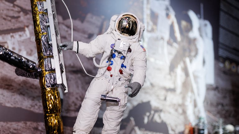 Die Renaissance der astronautischen Raumfahrt zum Mond. Am 12. April ist Internationaler Tag der bemannten Raumfahrt. Warum wir trotz Robotern und KI die Astronaut*innen auf dem Mond brauchen. Das Modell eines US-amerikanischen Astronauten, der im Rahmen der Apollo-11-Mission den Mond betrat, steht in der Ausstellung im Raumfahrtmuseum Feucht. 