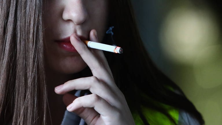 Zigarette in der Hand (Foto: IMAGO, / NurPhoto)