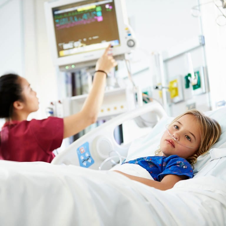 Das Bild zeigt ein Mädchen, das in einem Krankenhaus behandelt wird und an ein Sauerstoffgerät angeschlossen ist. (Foto: IMAGO, Shotshop)