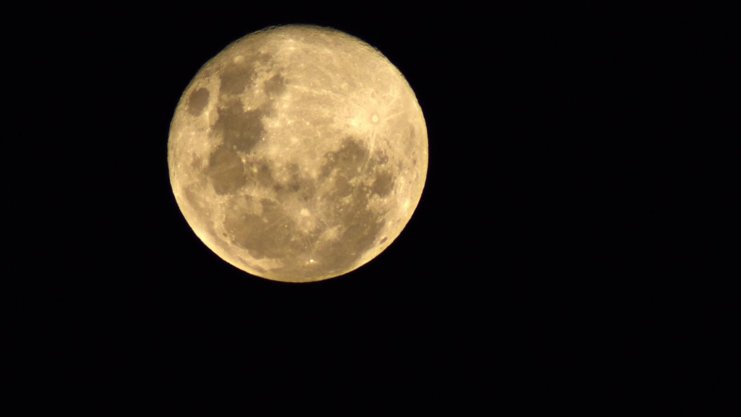 Das Bild zeigt eine Aufnahme des Mondes am Nachthimmel. (Foto: IMAGO, Fotoarena)