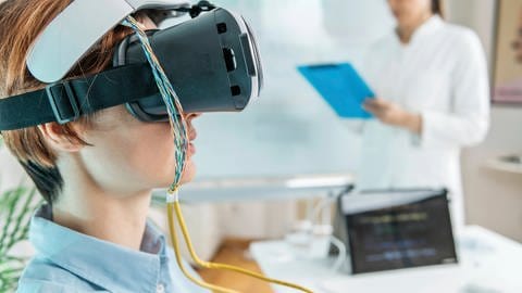 Virtual Reality wird bereits erfolgreich bei verschiedenen Angsterkrankungen eingesetzt.  (Foto: IMAGO, imago images/Science Photo Library)