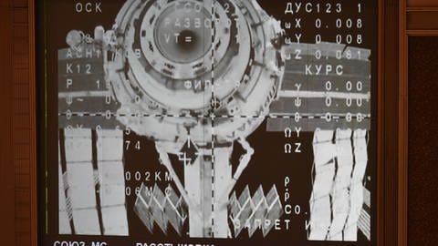 Der Bildschirm des russischen Missionskontrollzentrums zeigt das Abdocken des Raumschiffs Sojus MS-21 von der Internationalen Raumstation ISS.  (Foto: IMAGO, imago/Maksim Blinov)