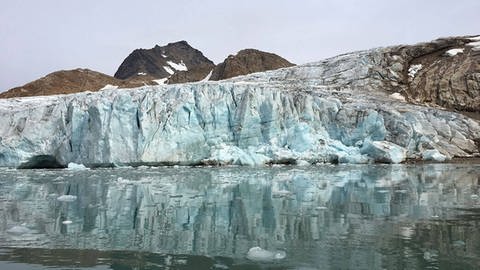 Das Bild zeigt einen schmelzenden Gletscher in Grönland. (Foto: IMAGO, Cover-Images)
